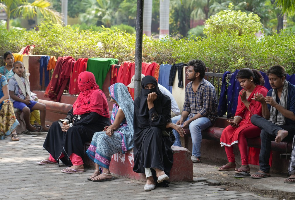 Pessoas esperam por uma consulta médica no Hospital Tej Bahadur Sapru em Prayagraj, na Índia, na quinta, 23 de junho de 2022. Vários pacientes estão aparecendo com doenças relacionadas ao calor no hospital. — Foto: AP Photo/Rajesh Kumar Singh
