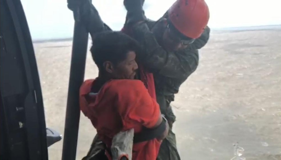Pescador foi resgatado após cair de embarcação e passar cerca de 20 horas no mar — Foto: Divulgação/Marinha do Brasil