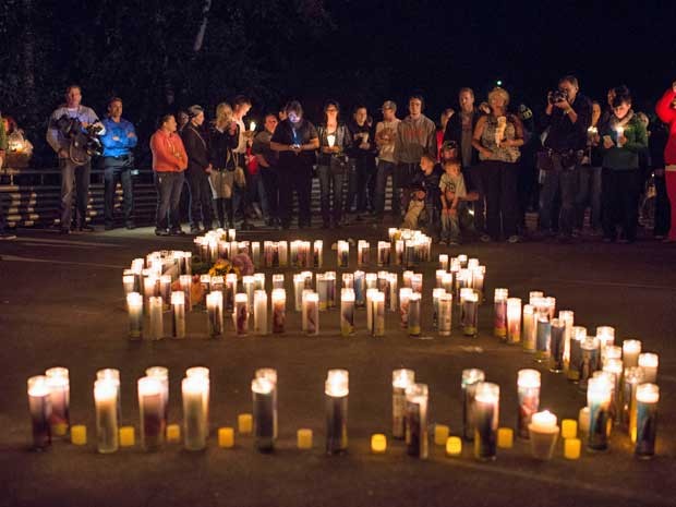 Vigília em Roseburg, Oregon (Foto: Cengiz Yar Jr / AFP Photo)