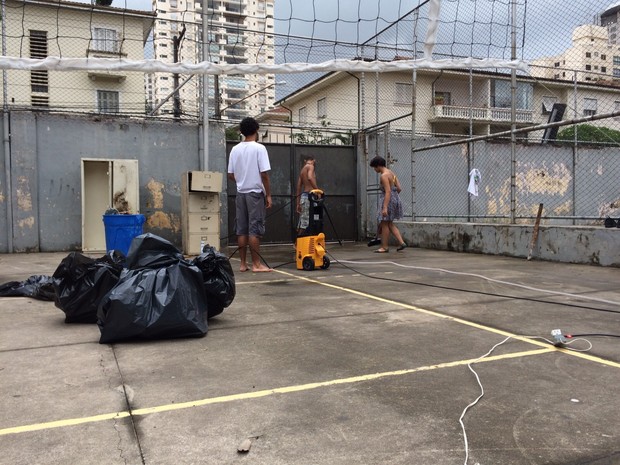 Limpeza na quadra da escola Fernão Dias, em Pinheiros (Foto: Glauco Araújo/G1)