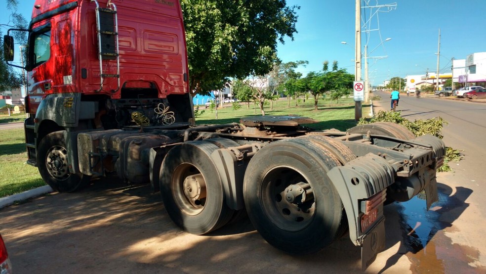 Parte mec&acirc;nica do caminh&atilde;o esta desacoplada quando inc&ecirc;ndio ocorreu (Foto: Edivaldo Braga/ Blog do Braga)