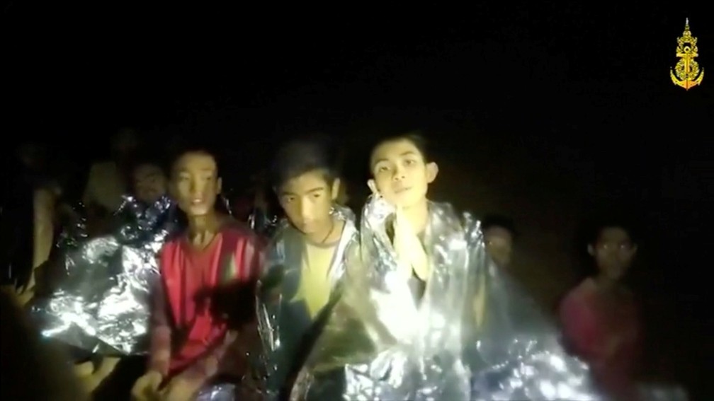 3 de julho - Meninos presos em caverna na Tailândia são vistos em frame de vídeo registrado por equipes de resgate (Foto: Thai Navy Seal/Divulgação via Reuters)