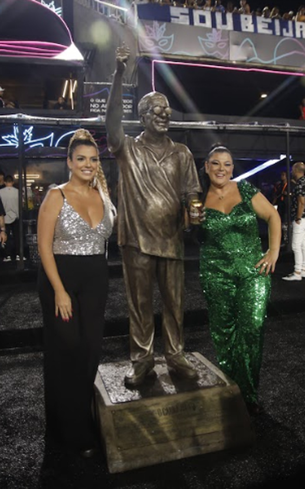 Mônica Silva, mulher do cantor (de verde), aprovou o Zeca estátua — Foto: Divulgação/ Agência Labi