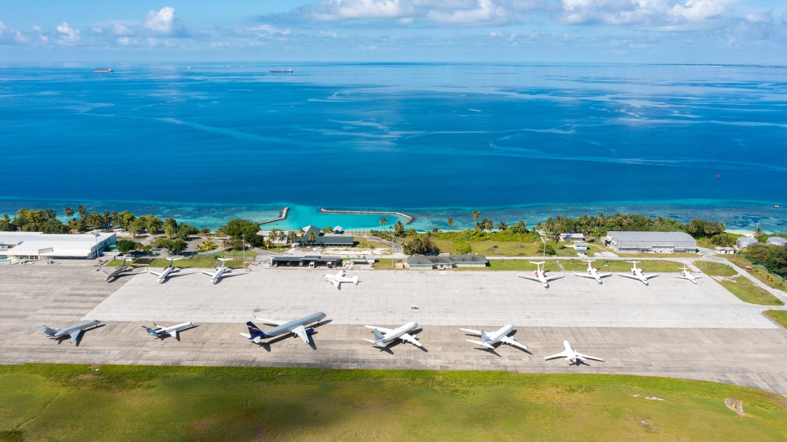 O Aeroporto Internacional de Gan, segundo maior das Ilhas Maldivas, também fica de frente para o marReprodução