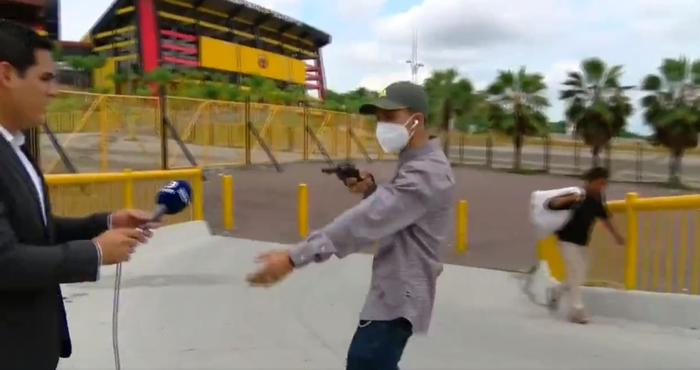 Rep&oacute;rter &eacute; assaltado em Guayaquil &mdash; Foto: Reprodu&ccedil;&atilde;o