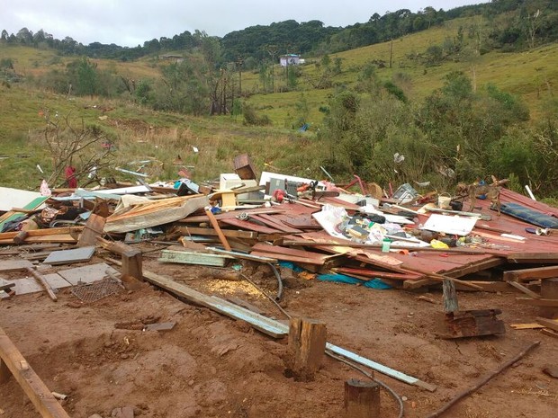 Vento derrubou casa em Ponte Alta do Norte (Foto: Defesa Civil/Divulgação)