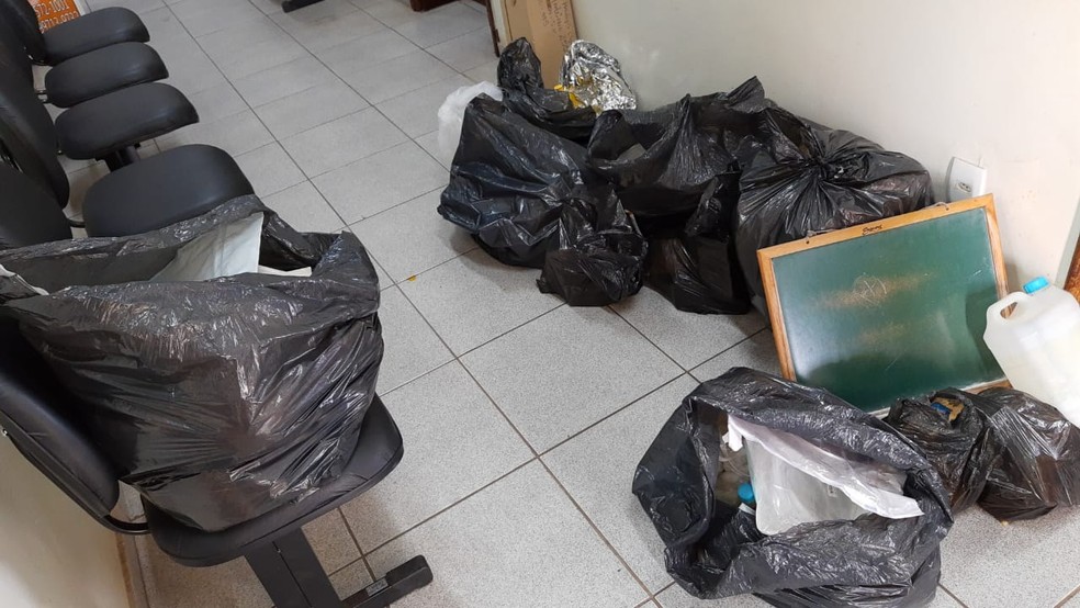 Fiscalização apreende material de saúde com validade vencida em hospital de Pirajuí — Foto: Fernando Savioli/TV TEM