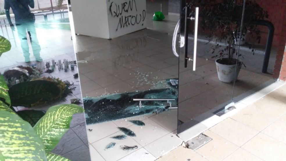 Porta de vidro da entrada da reitoria da UFPB foi quebrada — Foto: Antônio Vieira/TV Cabo Branco
