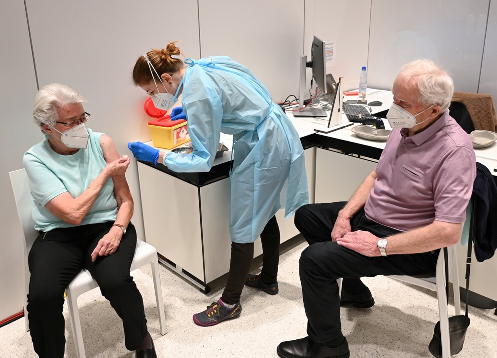 Marielotte Kilian, de 87 anos, e Richard Kilian, de 86, recebem vacina da Pfizer/BioNTech em 19 de janeiro, em Wiesbaden, na Alemanha — Foto: Arne Dedert/Reuters