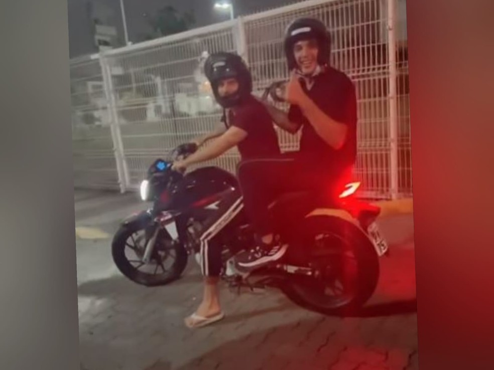 Nattanzinho e o amigo seguiram na moto do fã, enquanto o barbeiro foi levado ao hospital no carro do cantor. — Foto: Reprodução