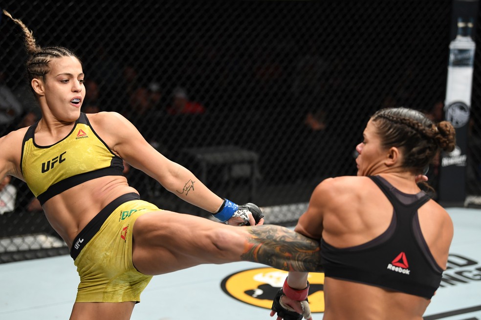 Poliana Botelho acerta um chute na linha de cintura de Lauren Mueller no UFC 236 — Foto: Getty Images