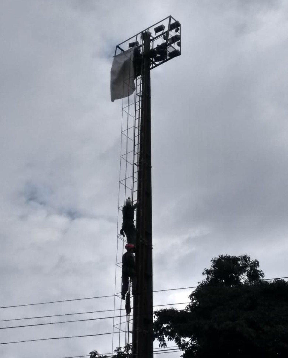 Morador de rua causa confusão ao subir em torre de iluminação em Rio Preto (SP) — Foto: Arquivo Pessoal
