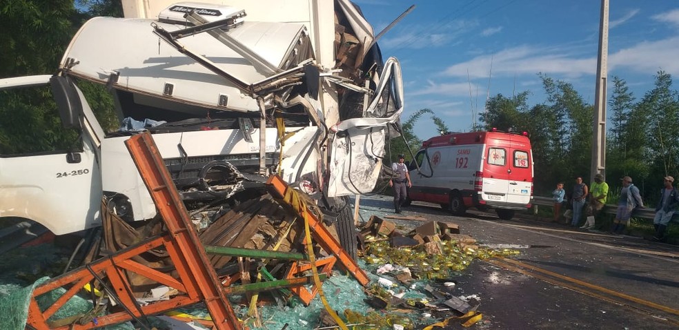 Acidente entre caminhões provoca interdição na SP-270 , em Paranapanema  — Foto: Corpo de Bombeiros/ Divulgação 