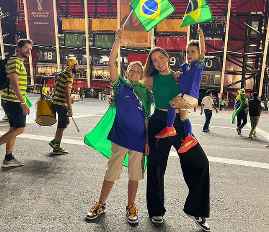 Carol Dantas assiste ao jogo do Brasil diretamente do Catar com os filhos e o marido