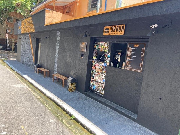 Fachada da Burger da Rua: empresa foi projetada para trabalhar com delivery e take away, mas clientes acabam consumindo nas proximidades (Foto: Divulgação)