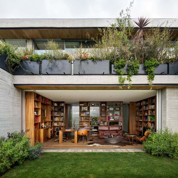 Casa contemporânea se conecta com jardins por todos os ambientes (Foto: Rafael Gamo/Divulgação)