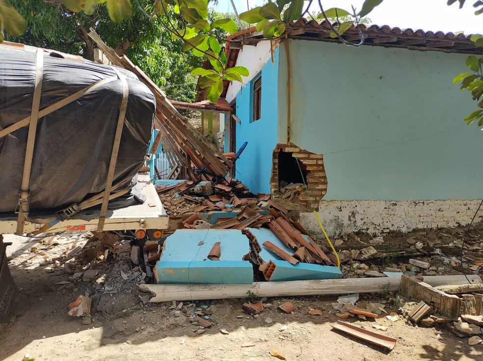 Carreta destruiu parte de casa durante acidente na RN-003 no RN — Foto: Cedida