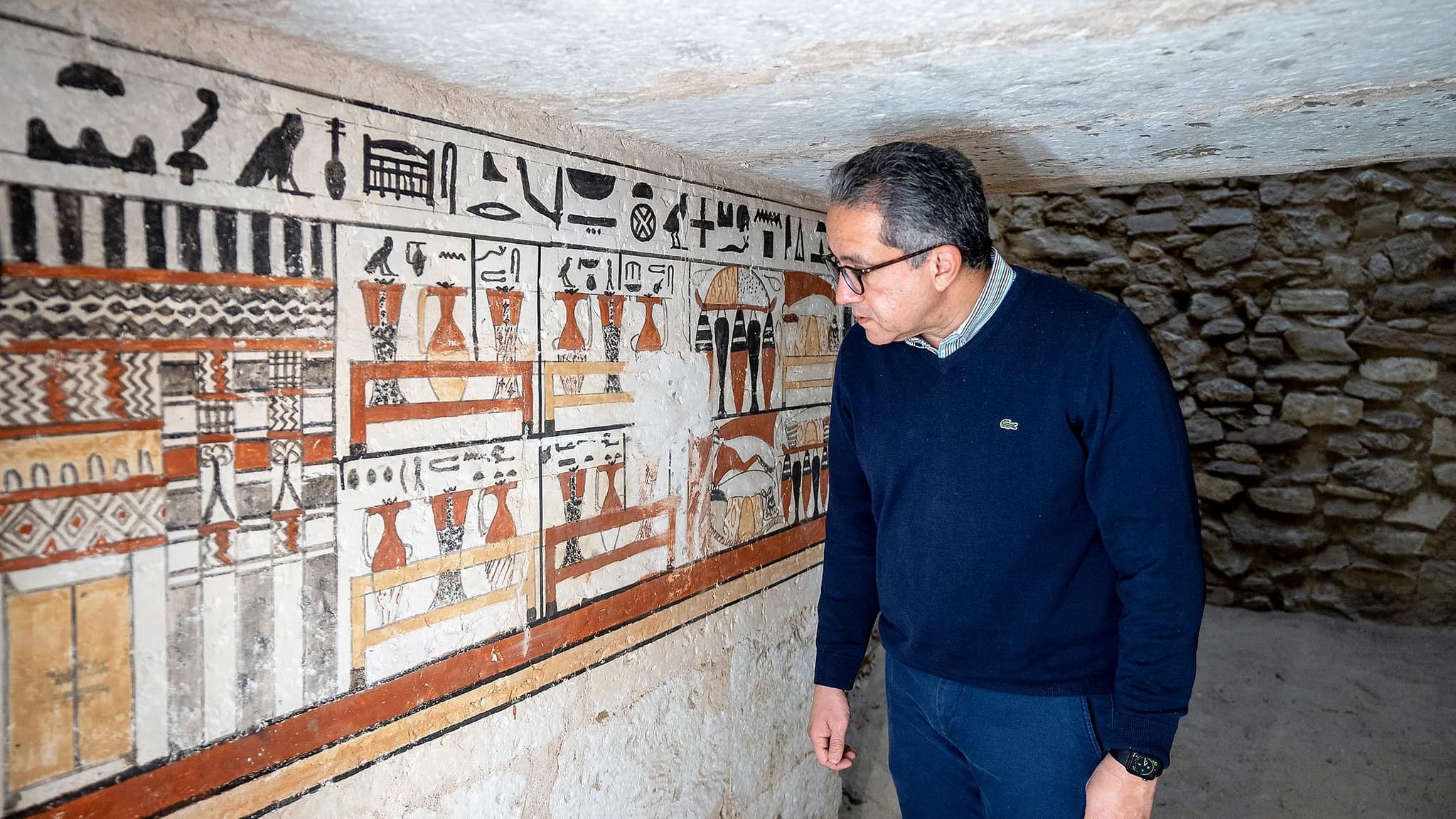 Escavações em Saqqara revelaram a descoberta de cinco túmulos esculpidos no Egito (Foto: Ministry of Tourism and Antiquities/Reprodução/Facebook)