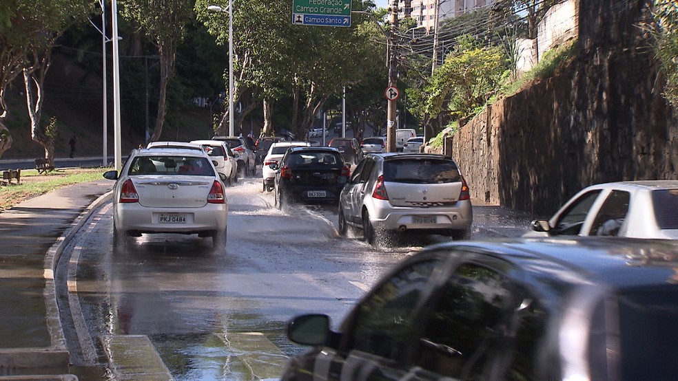 Vazamento de Ã¡gua deixou trÃ¢nsito lento na Avenida CentenÃ¡rio, em Salvador (Foto: ReproduÃ§Ã£o/ TV Bahia)