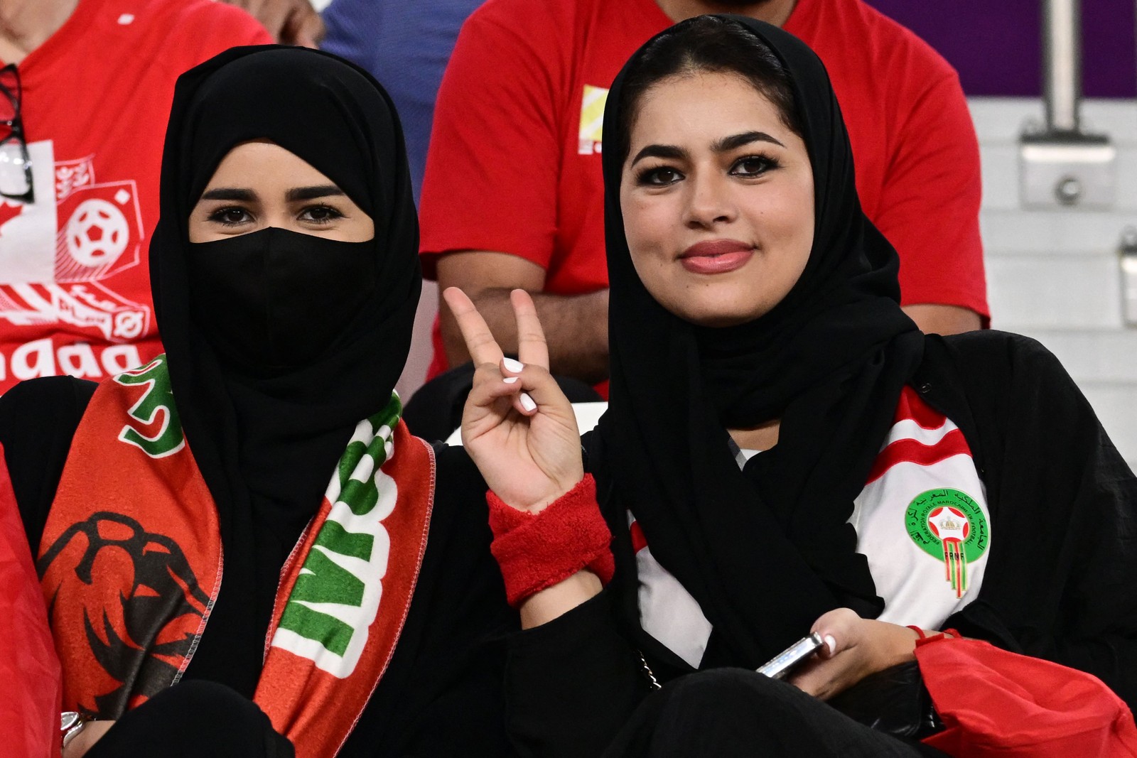 Torcedoras do Marrocos posam para foto antes do jogo — Foto: MIGUEL MEDINA/AFP
