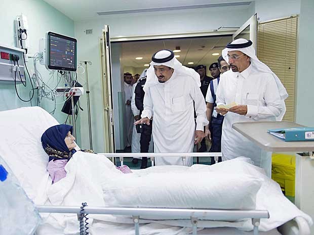 Rei saudita Salman bin Abdulaziz visita mulher em hospital (Foto: Bandar al-Jaloud / Saudi Royal Court / via Reuters)