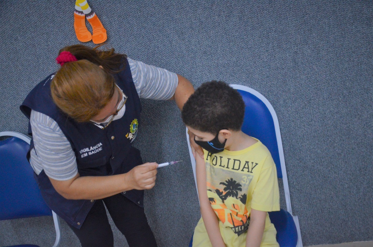 Em dois dias, mais de 900 pessoas são vacinadas contra a Covid-19 em ação em shopping de Rio Branco