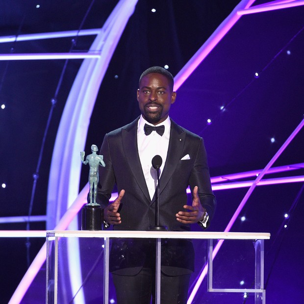 O ator Sterling K. Brown celebrou a vitória na categoria Melhor Ator em Série Dramática (Foto: Getty Images)