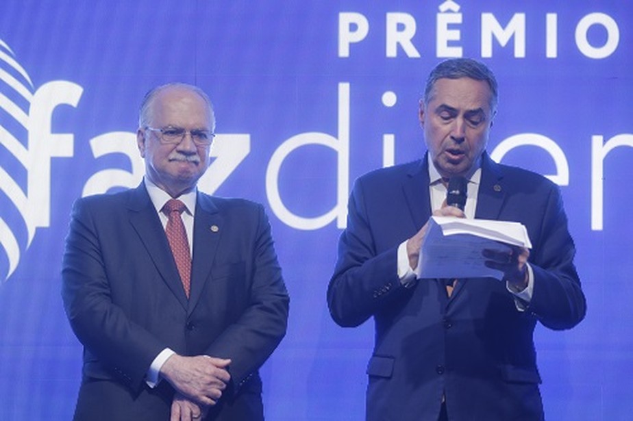 Os ministros Edson Fachin e Luís Roberto Barroso na cerimônia do Prêmio Faz Diferença