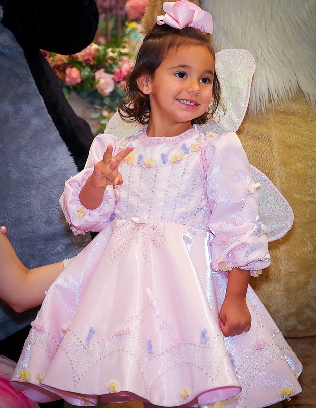 Manuella com vestido de fada para comemoração de aniversário de 3 anos (Foto: Manuela Scarpa/Brazil News)