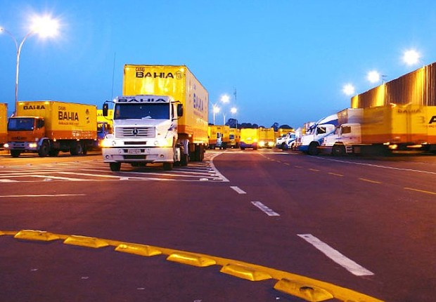 Centro de Distribuição da Casas Bahia com diversos caminhões no pátio ; Via Varejo (Foto: Divulgação)