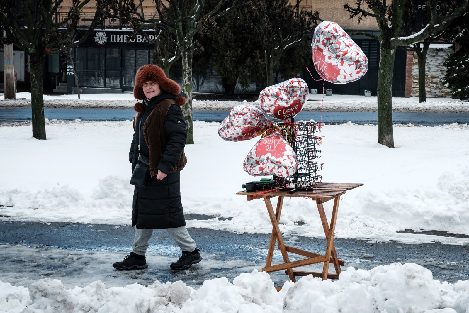 Elena, de 40 anos, que é vendedora ambulante de vegetais, vende balões no Dia dos Namorados, perto do mercado de flores, em Kramatorsk  — Foto: YASUYOSHI CHIBA / AFP - 14/02/2023
