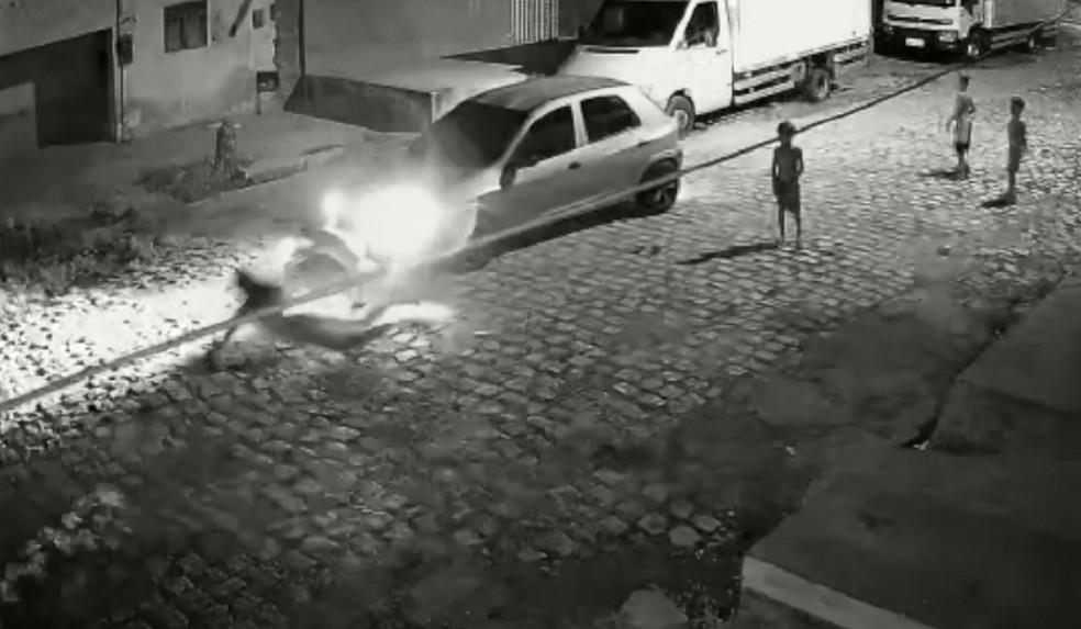 Mãe se joga na frente de carro para salvar filho de atropelamento em Mossoró — Foto: Reprodução