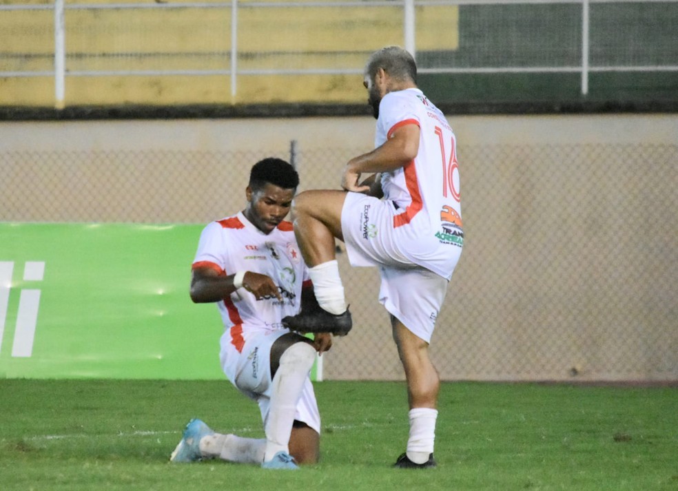 Após susto, Luan (em pé) está à disposição do técnico Bruno Monteiro para partida de volta das oitavas de final da Série D — Foto: Arquivo pessoal/Manoel Façanha