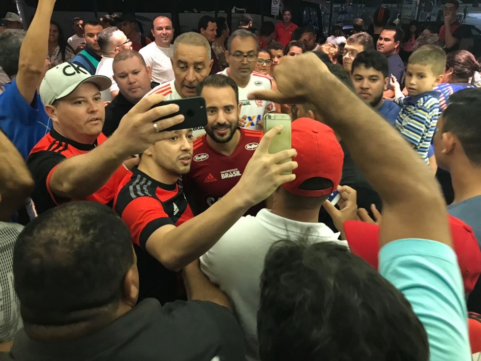 Éverton Ribeiro tira foto com torcedores em Fortaleza: meia foi testado como titular (Foto: Cahê Mota)