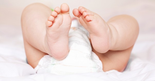 Pés do bebê com fralda (Foto: Shutterstock)
