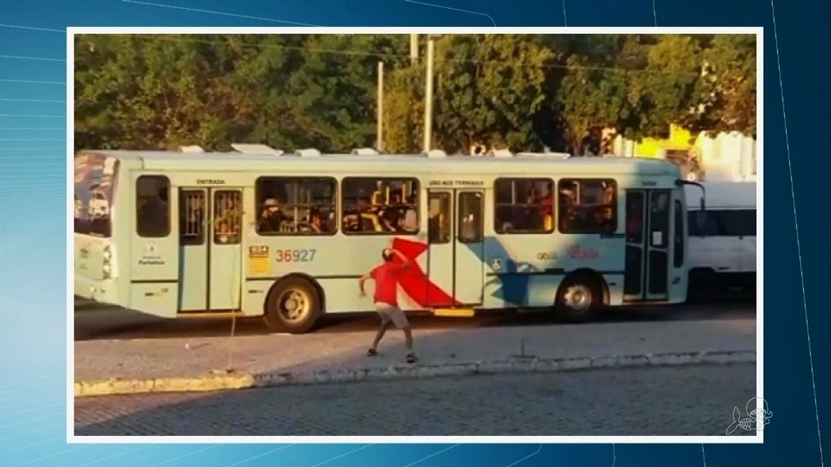Vândalos apedrejam ônibus e agridem pedestres no trajeto para estádio em Fortaleza