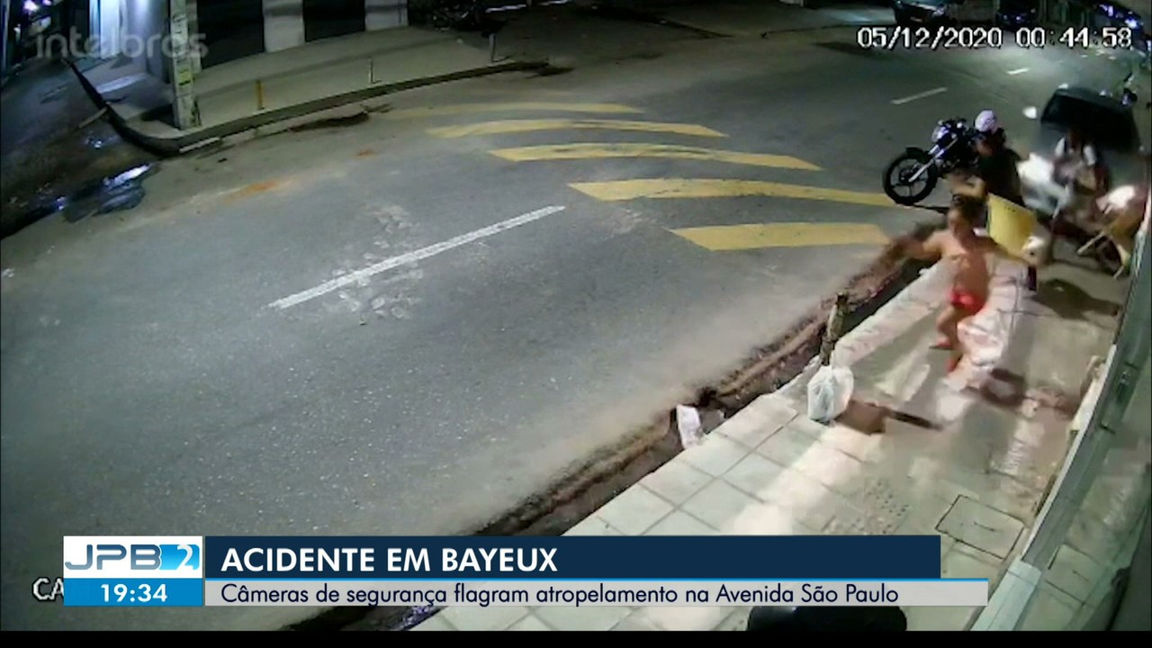 Homem invade calçada, provoca grave acidente e atropela pessoas, em Bayeux