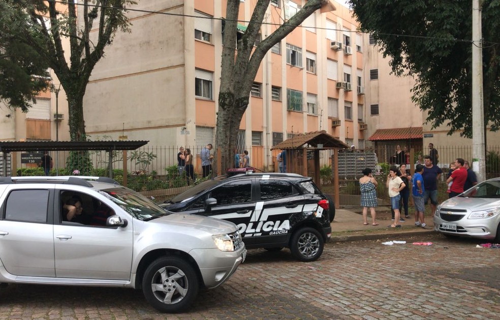 MÃ£e e filha foram mortas na manhÃ£ desta quarta-feira na Zona Norte de Porto Alegre (Foto: Bernardo Bortolotto/RBS TV)