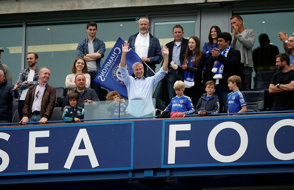 O bilionário russo e dono do Chelsea, Roman Abramovich, comemora gol em partida da Premier League no Estádio Stamford Bridge, em Londres, em 24 de maio de 2015  — Foto: Tony O'Brien/Livepic/Reuters