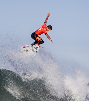 Filipe Toledo surfe (Foto: Sean Rowland/WSL)