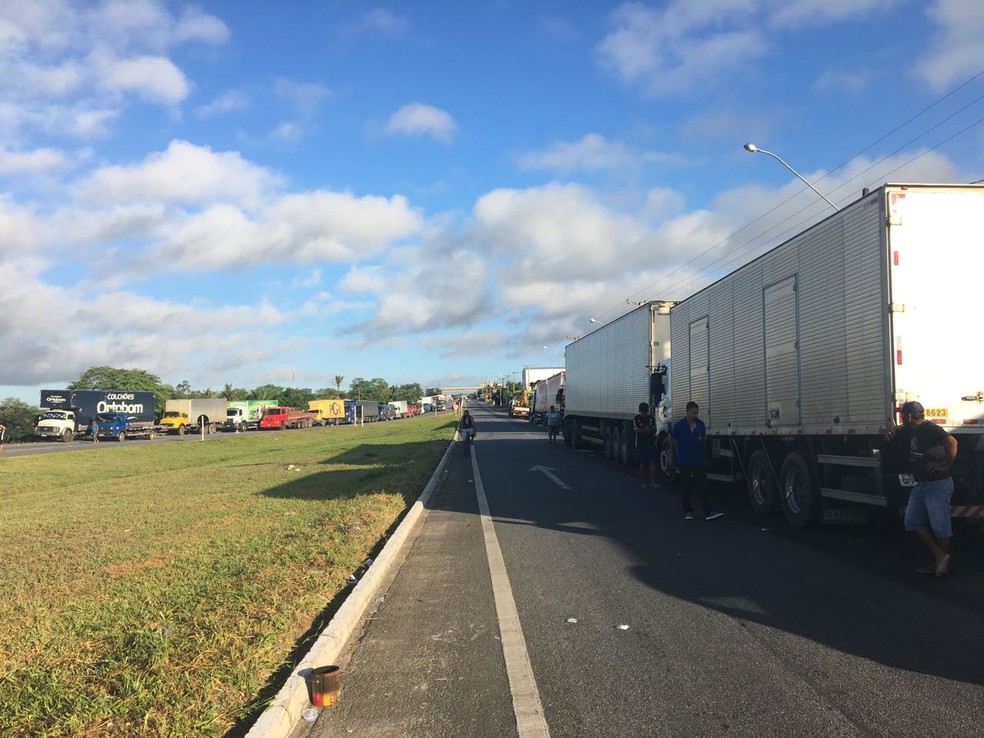 Em Santa Teresinha, distrito de Campina Grande, são quase dois quilômetros de caminhões parados em protesto (Foto: Felipe Valentim/TV Paraíba)