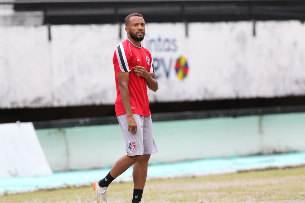 Arthur Santos durante treino do Santa Cruz no Arruda — Foto: Marlon Costa/Pernambuco Press
