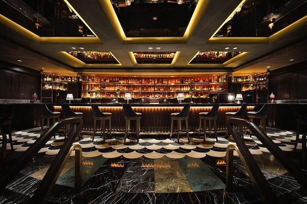 Manhattan, um bar com 100 barris com coquetéis envelhecidos e coleção rara de mais de 200 rótulos de whisky (Foto: reprodução instagram (@vimandvigourpr)