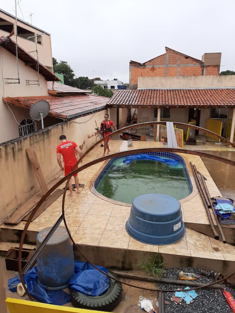 Militares Do Corpo De Bombeiros Pulam Muro De Casa Para Salvar Cachorros Que Se Afogavam Em Piscina Um Animal Morreu Grande Minas G1