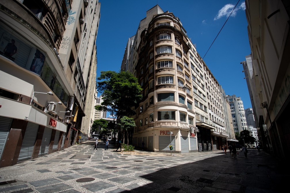 SÃO PAULO - Centro de São Paulo é visto com pouco movimento na manhã desta segunda-feira (23) — Foto: Marcelo Brandt/G1