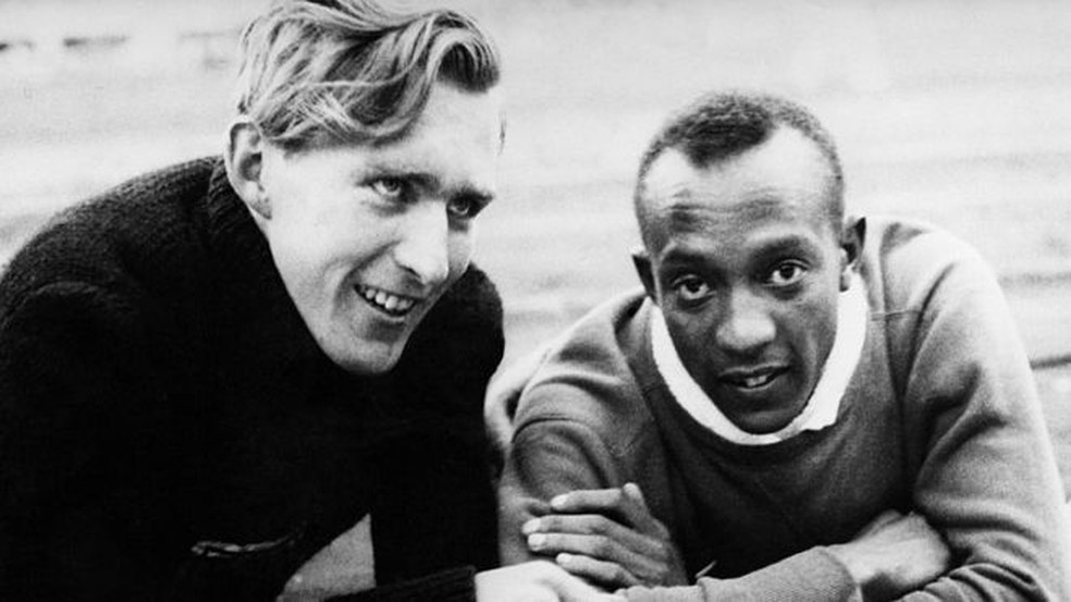Os conselhos de "Luz" Long ajudaram Jesse Owens a conseguir um de seus ouros olímpicos. — Foto: Getty Images via BBC