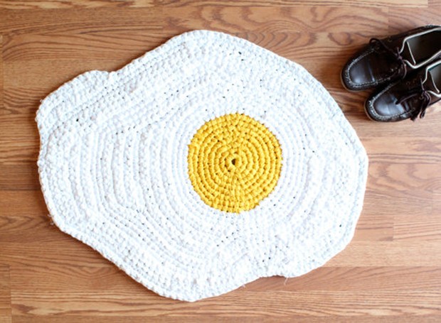 Tapete em crochê, da artista Carly Dellger (Foto: Reprodução/Etsy)
