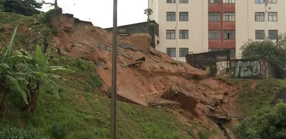 Situação de encosta às margens da Avenida Antônio Carlos traz preocupação — Foto: Reprodução/TV Globo