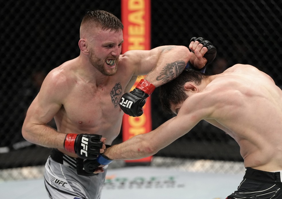 Tim Elliott levou vantagem sobre Tagir Ulanbekov no dois primeiros rounds no UFC 272 — Foto: Getty Images
