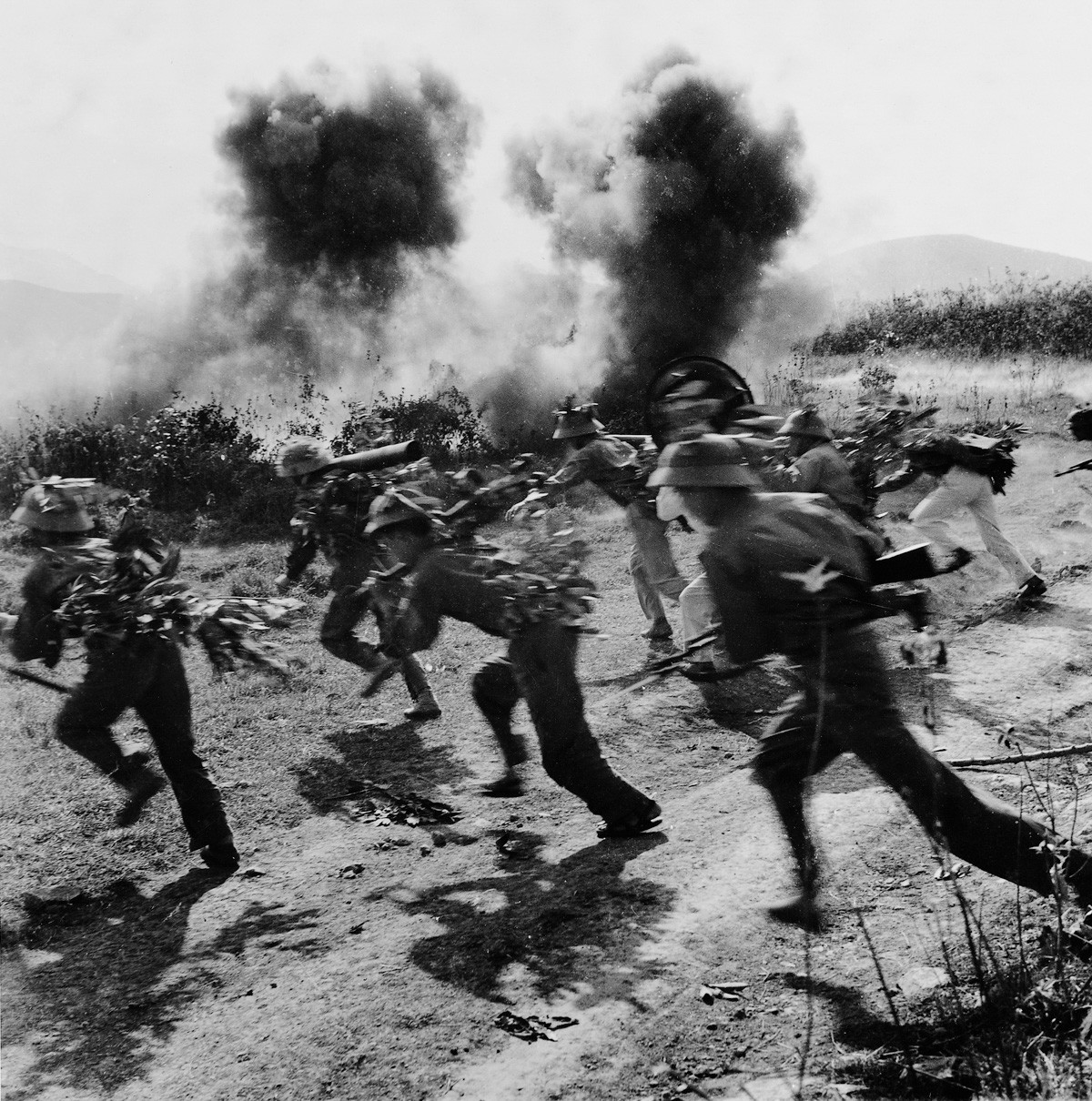 1972 - Tropas vietnamitas correm em campo aberto para se posicionar estrategicamente em relação ao exército americano (Foto: Divulgação)